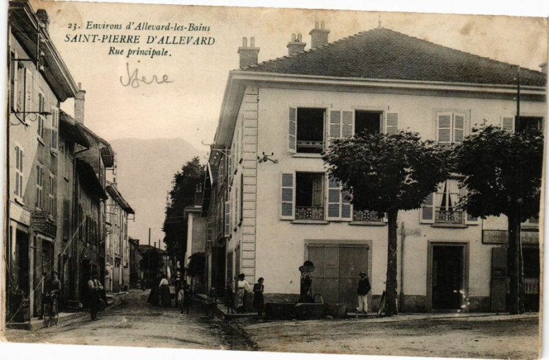 Carte postale ancienne Saint-Pierre d'Allevard - Rue principale à Allevard