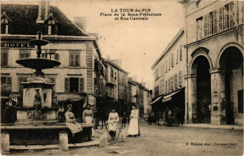 Carte postale ancienne La Tour-du-Pin - Place de la Sous-Prefecture et Rue Centrale à La Tour-du-Pin