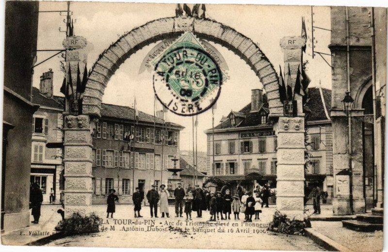 Carte postale ancienne La Tour-du-Pin - Arc de Triomphe à La Tour-du-Pin