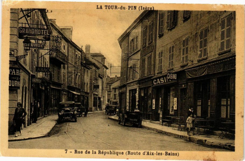 Carte postale ancienne La Tour-du-Pin - Rue de la Republique à La Tour-du-Pin