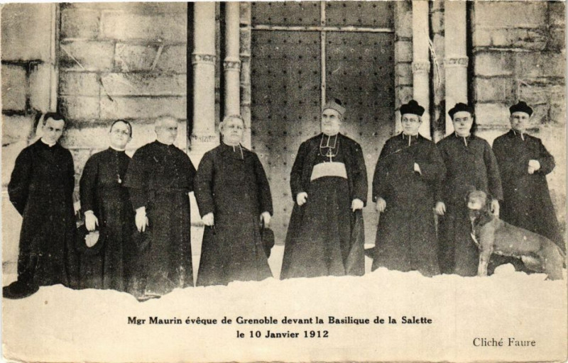 Carte postale ancienne Mgr Maurin eveque de Grenoble devant la Basilique de Salette à Grenoble