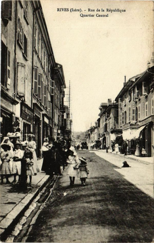 Carte postale ancienne Rives - Rue de la Republique - Quartier Central à Rives