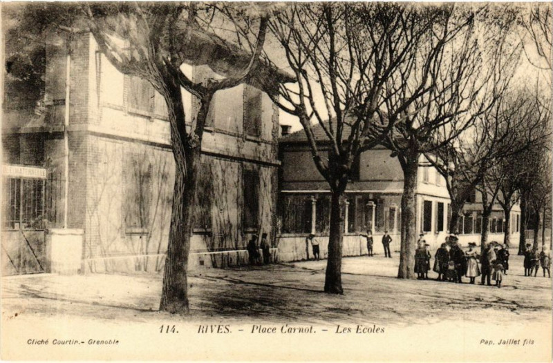 Carte postale ancienne Rives - Place Carnot - Les Ecoles à Rives
