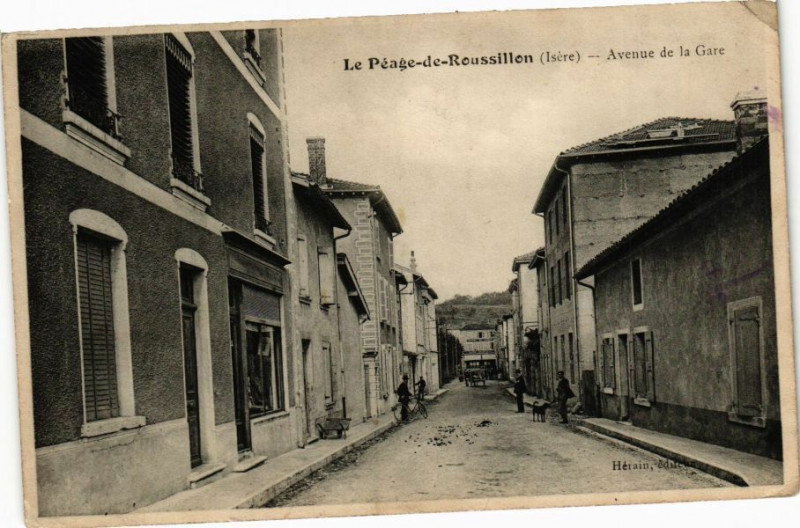 Carte postale ancienne Peage-de-Roussillon - Avenue de la Gare à Roussillon