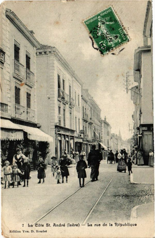Carte postale ancienne La Cote-Saint-Andre - La rue de la Republique à La Côte-Saint-André