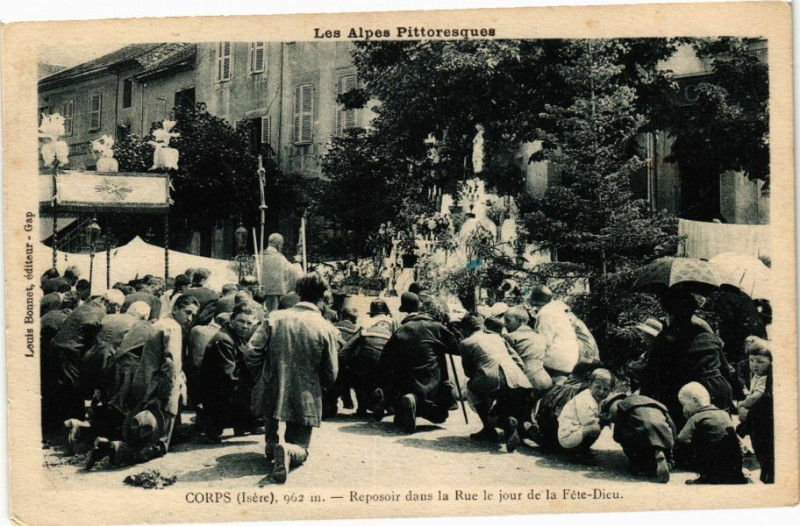 Carte postale ancienne Corps - Reposoir dans la Rue le jour de la Fete-Dieu à Corps