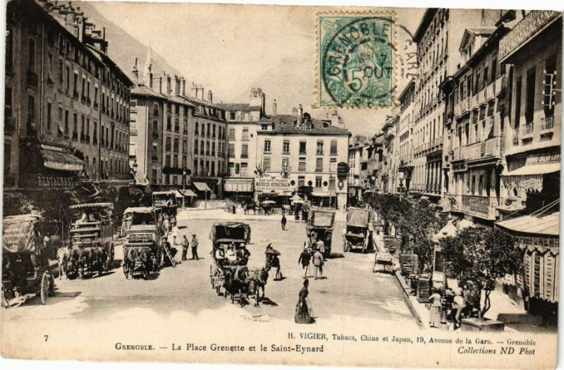 Carte postale ancienne Grenoble - La Place Grenette et le St-Eynard à Grenoble