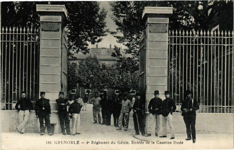 Carte postale ancienne Grenoble 4me Regiment de Génie. Entrée de la Caserne Dode à Grenoble