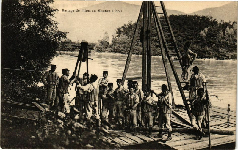 Carte postale ancienne Battage de Pilots au Mouton a bras