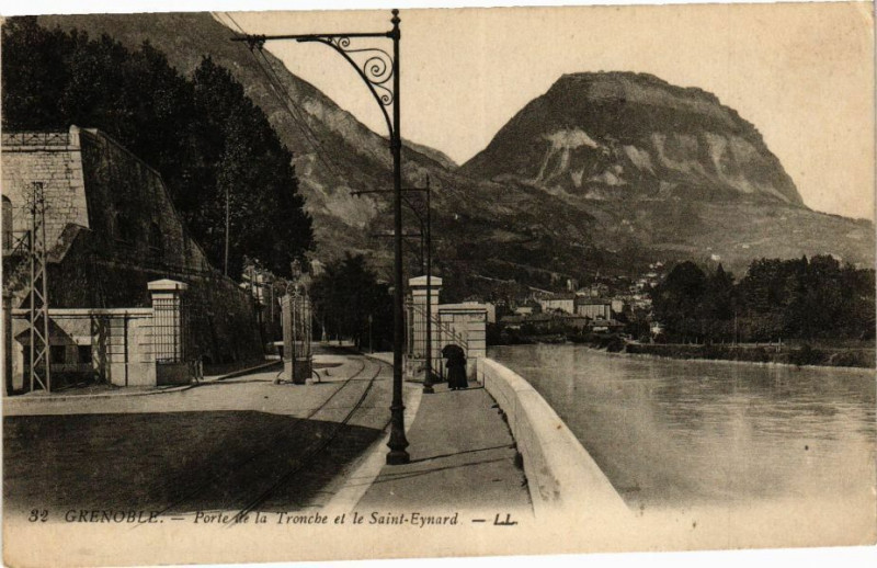 Carte postale ancienne Grenoble - Porte de la Tronche et le St-Eynard à Grenoble