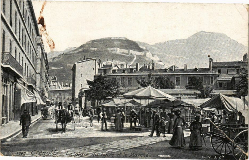 Carte postale ancienne Grenoble - La place du Lycée et le Marche à Grenoble