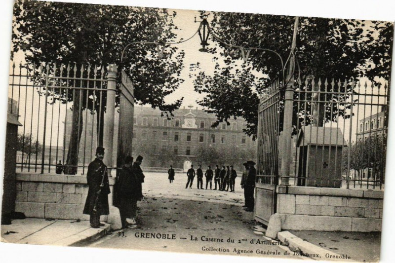 Carte postale ancienne Grenoble - La Caserne du 2re d'Artillerie à Grenoble