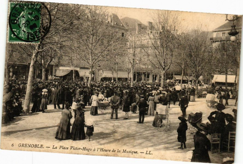 Carte postale ancienne Grenoble - La Place Victor-Hugo a l'Heure de la Musique à Grenoble