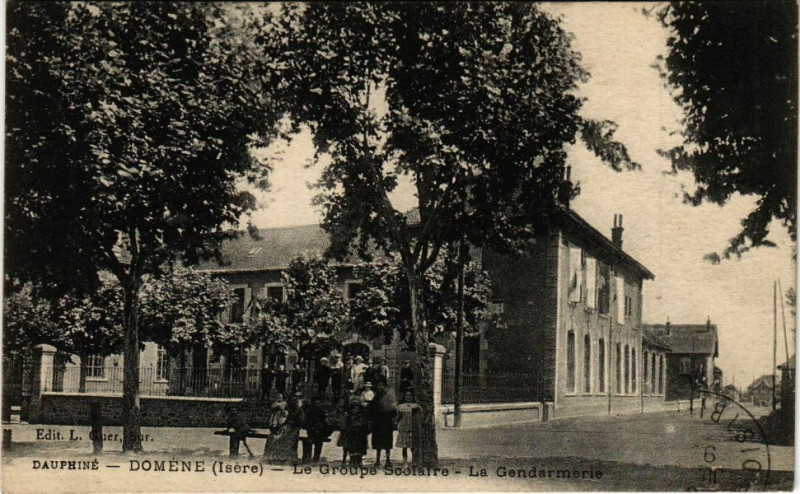 Carte postale ancienne Dauphiné - Domene - Le Groupe Sociaire - La Gendarmerie à Domène