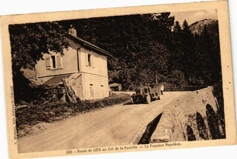 Carte postale ancienne Route de Gex au Col de la Faucille - La Fontaine Napoleon à Fontaine