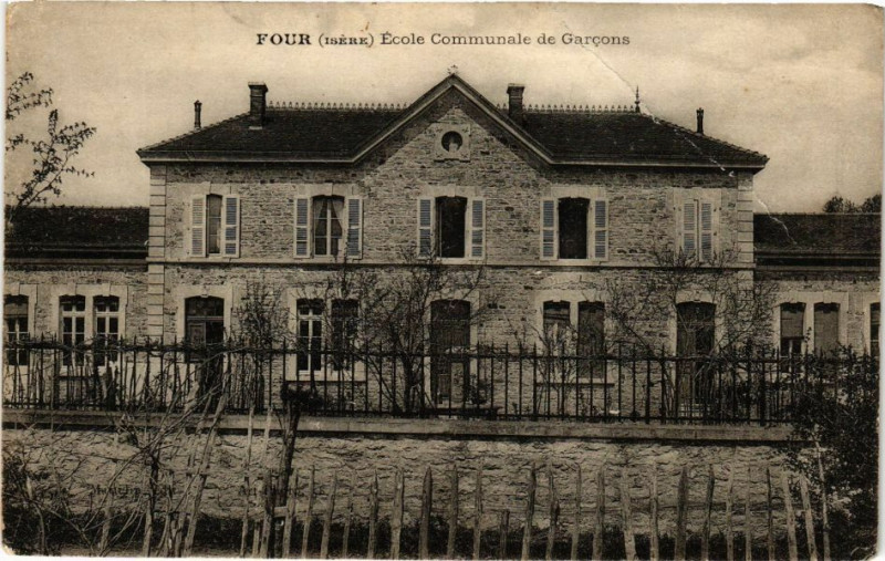 Carte postale ancienne Four - Ecole Communale de Garcons à Four