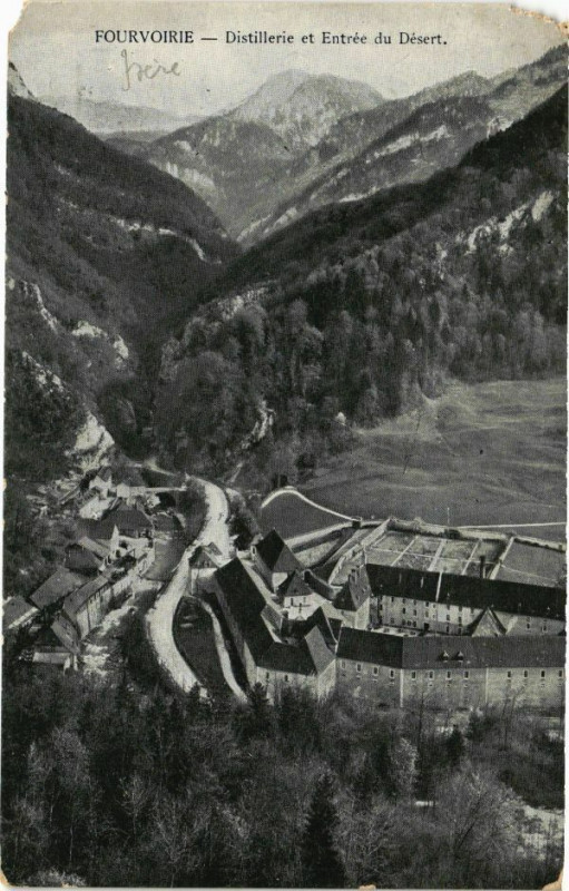 Carte postale ancienne Fourvoirie - Distillerie et Entrée du Desert à Four