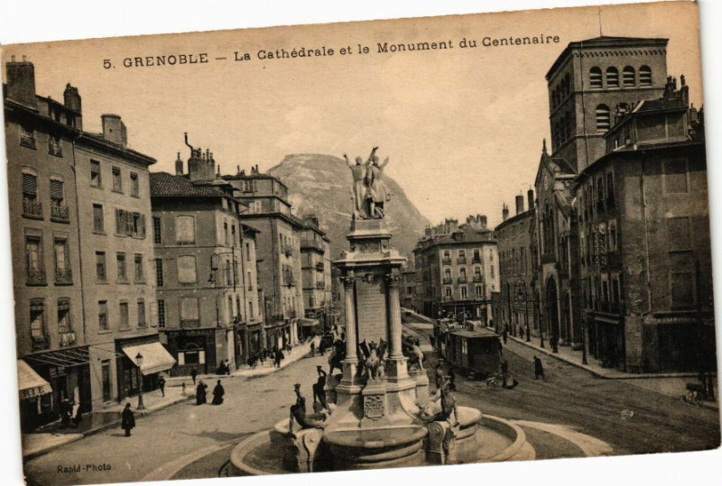 Carte postale ancienne Grenoble - La Cathedrale et le Monument du Centenaire à Grenoble
