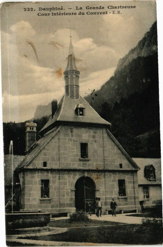 Carte postale ancienne Dauphiné - La Grande-Chartreuse - Cour Intérieure du Couvent