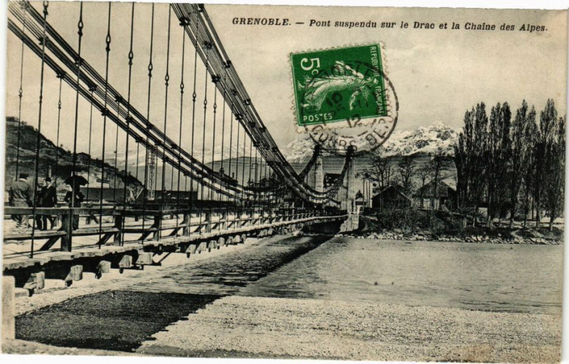 Carte postale ancienne Grenoble - Pont suspendu sur le Drac et la Chaine des Alpes à Grenoble