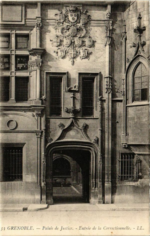 Carte postale ancienne Grenoble - Palais de Justice - Entrée de la Correctionnelle à Grenoble