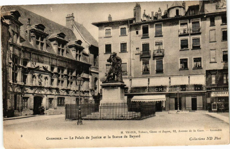 Carte postale ancienne Grenoble - Le Palais de Justice et la Statue de Bayard à Grenoble