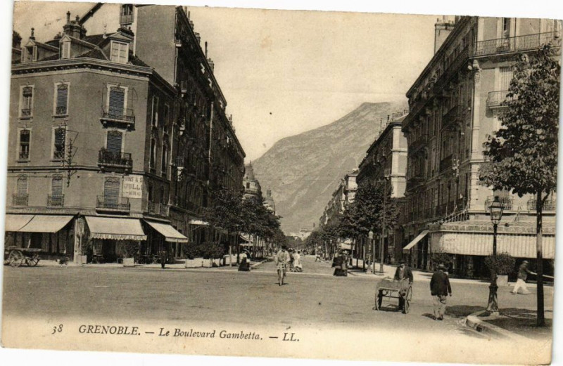 Carte postale ancienne Grenoble - Le Boulevard Gambetta à Grenoble