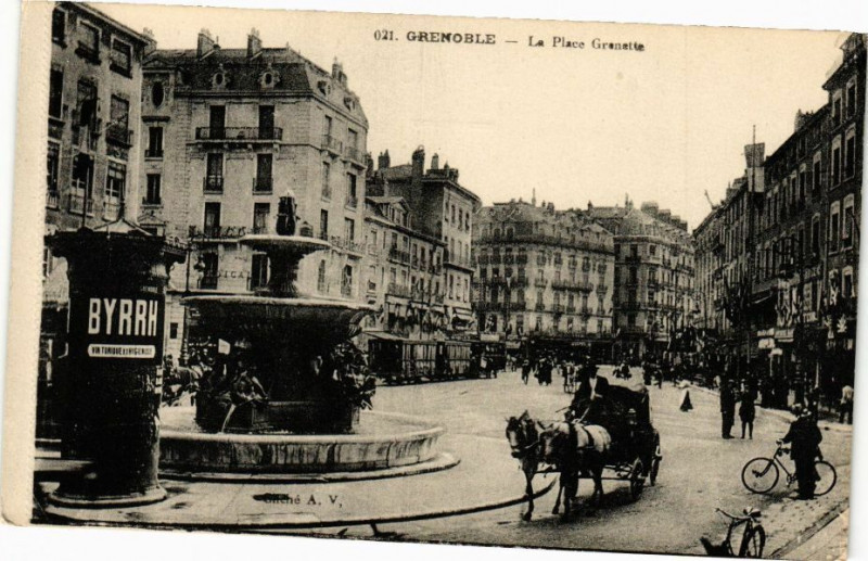 Carte postale ancienne Grenoble - La Place Grenette à Grenoble