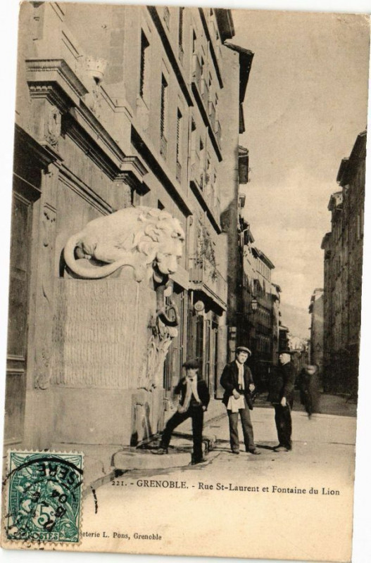 Carte postale ancienne Grenoble - Rue St-Laurent et Fontaine du Lion à Grenoble