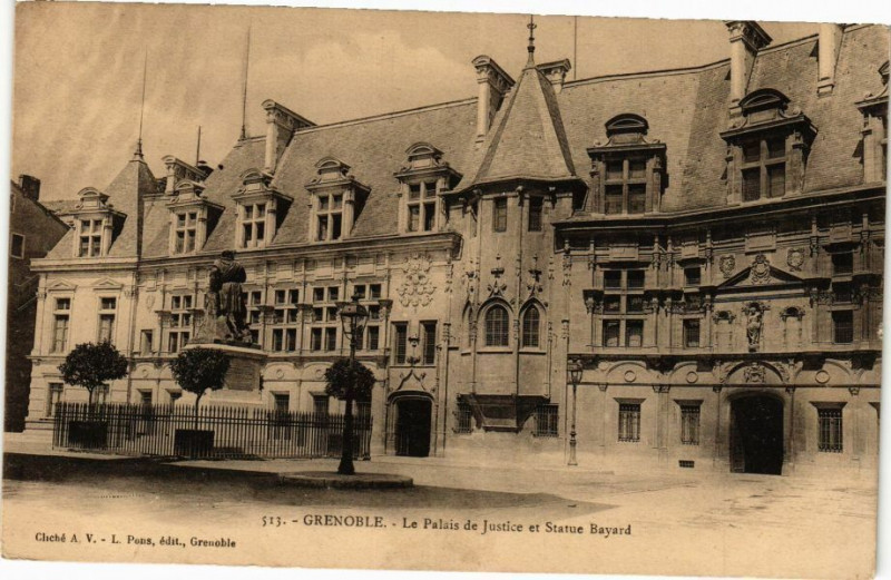 Carte postale ancienne Grenoble - Le Palais de Justice et Statue Bayard à Grenoble