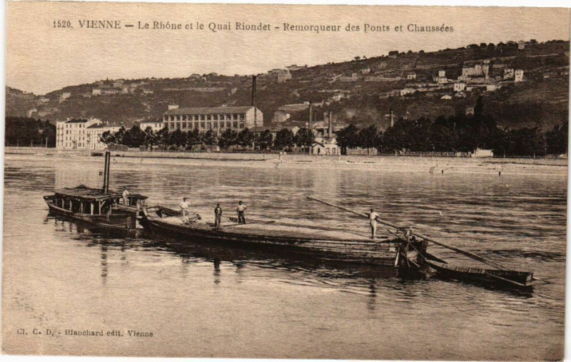 Carte postale ancienne Vienne - Le Rhone et le Quai Riondet - Remorqueur des Ponts et... à Vienne