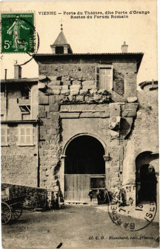 Carte postale ancienne Vienne Porte du Theatre dite Porte d'Orange Restes du Forum Romain à Vienne