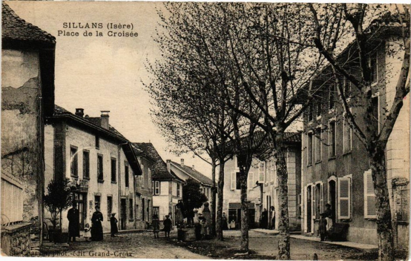 Carte postale ancienne Sillans - Place de la Croisée à Sillans