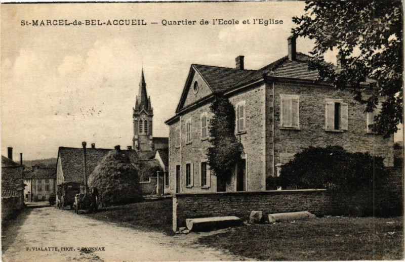 Carte postale ancienne Saint-Marcel-de-Bel-Accueil-Quartier de l'Ecole et l'Eglise