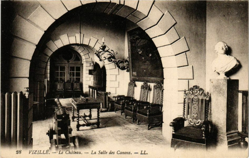 Carte postale ancienne Vizille - Le Chateau - La Salle des Canons à Vizille