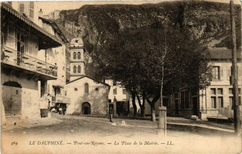 Carte postale ancienne Le Dauphiné - Pont-en-Royans - La Place de la Mairie à Pont-en-Royans
