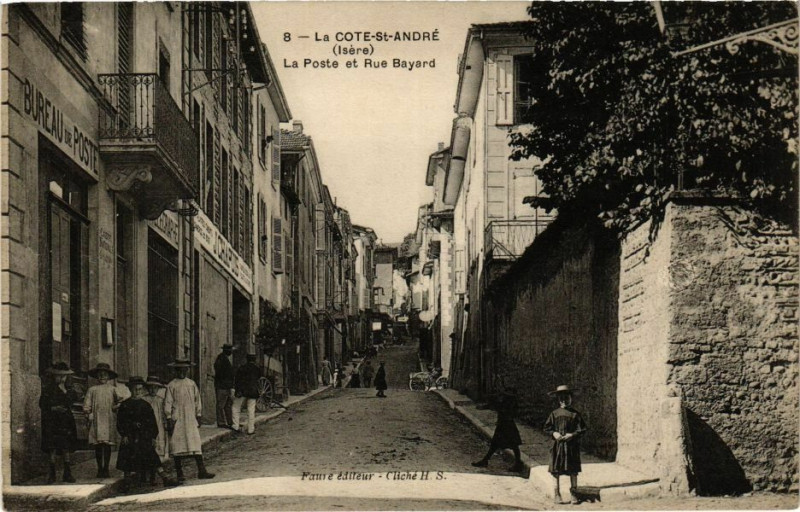 Carte postale ancienne La Cote-Saint-Andre - La Poste et Rue Bayard à La Côte-Saint-André