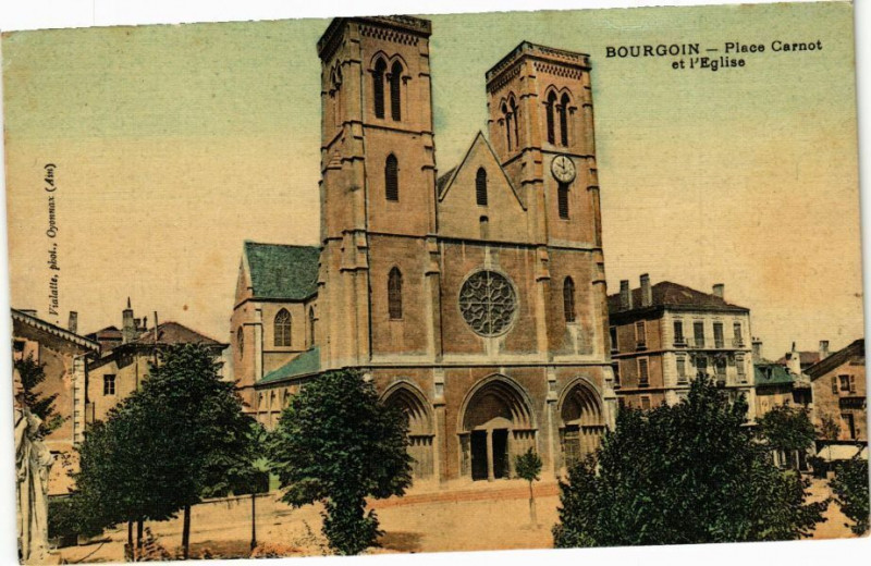 Carte postale ancienne Bourgoin - Place Carnot et L'Eglise