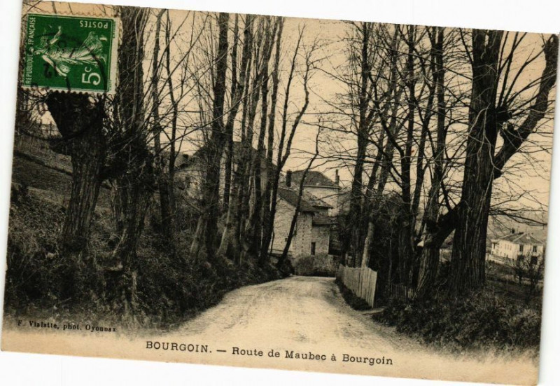 Carte postale ancienne Bourgoin - Route de Maubec a Bourgoin à Maubec