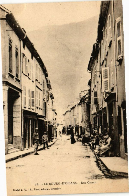 Carte postale ancienne Le Bourg d'Oisans - Rue Carnot au Bourg-d'Oisans