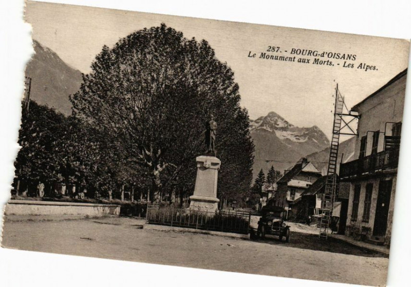 Carte postale ancienne Bourg-d'Oisans - Le Monument aux Morts - Les Alpes
