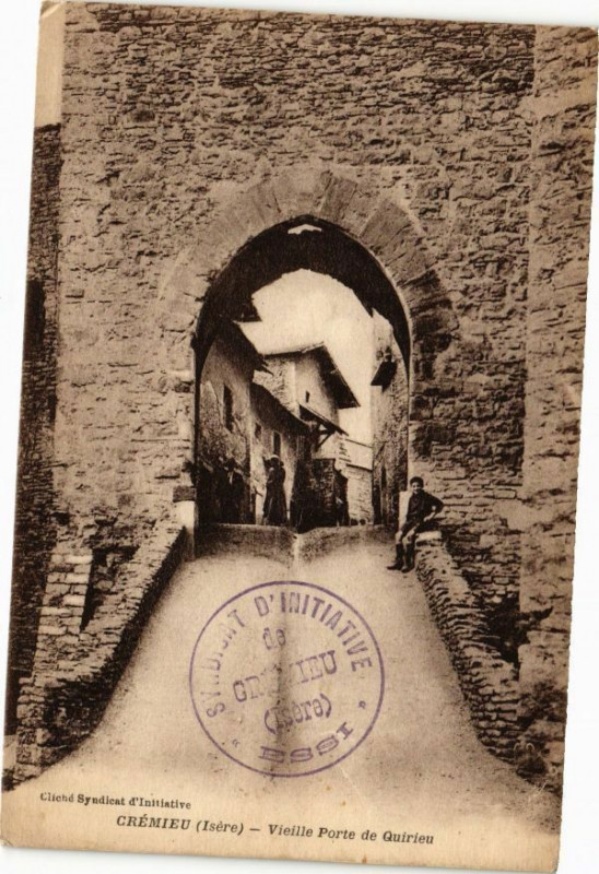 Carte postale ancienne Cremieu - Vieille Porte de Quirieu à Crémieu