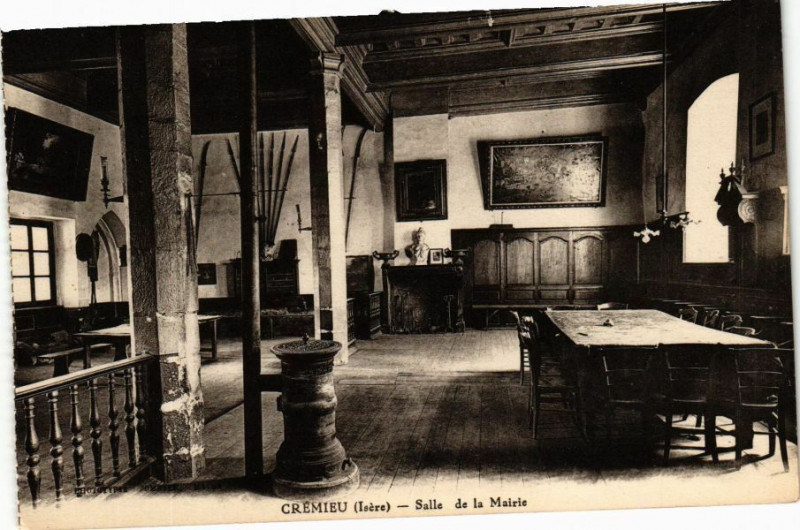 Carte postale ancienne Cremieu - Salle de la Mairie à Crémieu