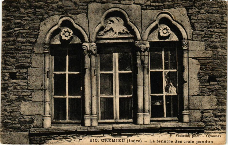 Carte postale ancienne Cremieu - La fenetre des trois pendus à Crémieu