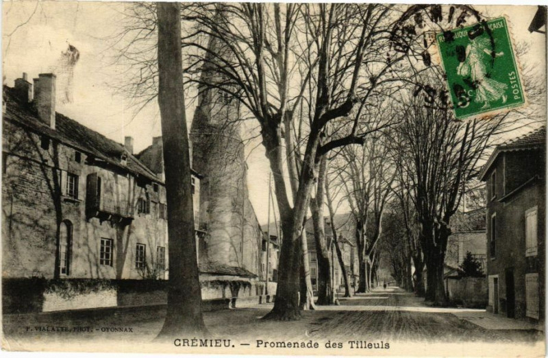 Carte postale ancienne Cremieu - Promenade des Tilleuls à Crémieu