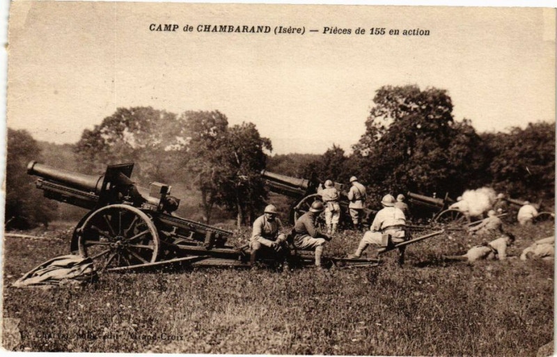 Carte postale ancienne Camp de CHAMBARANd - Pieces de 155 en action