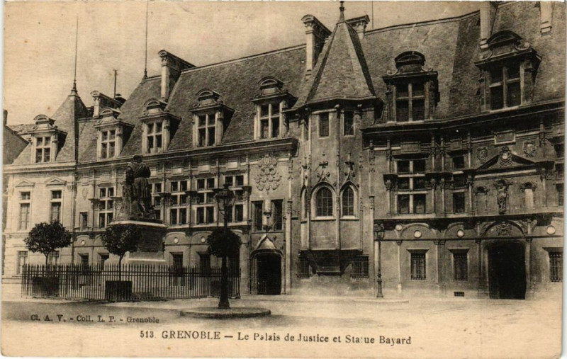 Carte postale ancienne Grenoble - Le Palais de Justice et la Statue Bayard à Grenoble