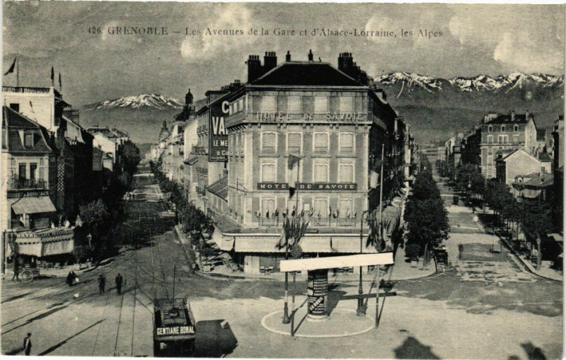 Carte postale ancienne Grenoble - Les Avenues de la Gare et d'Alsace-Lorraine les Alpes à Grenoble