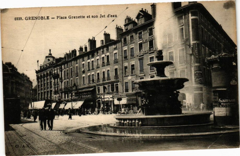 Carte postale ancienne Grenoble - Place Grenette et son Jet d'Eau à Grenoble