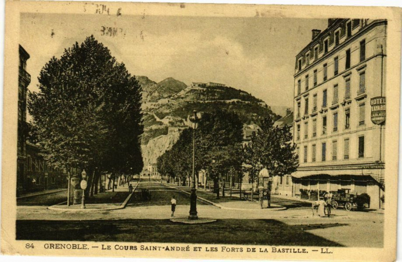 Carte postale ancienne Grenoble - Le Cours St-Andre et les Forts de la Bastille à Grenoble